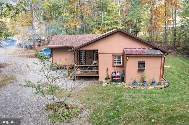 view of front of house featuring a front yard