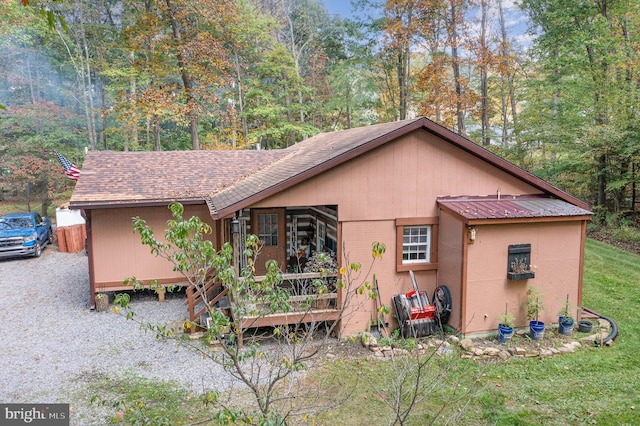 view of front of house featuring a front yard