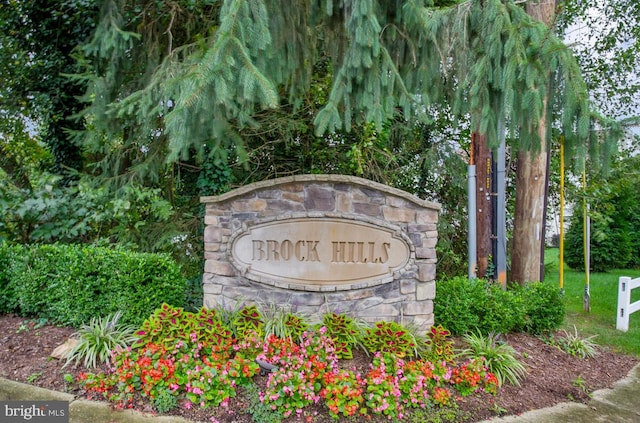 view of community / neighborhood sign