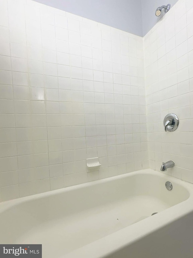 bathroom featuring tiled shower / bath combo