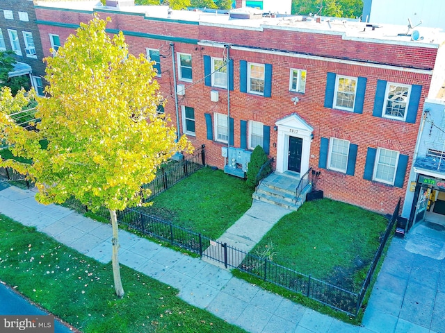 view of front of house with a front lawn