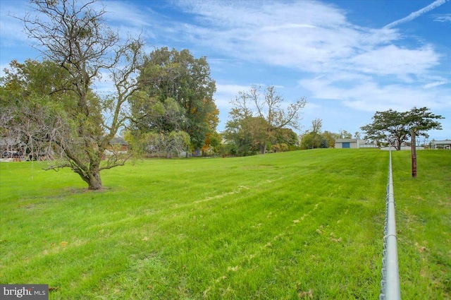 view of yard featuring a rural view