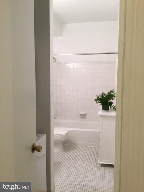 full bathroom with vanity, tiled shower / bath, and toilet