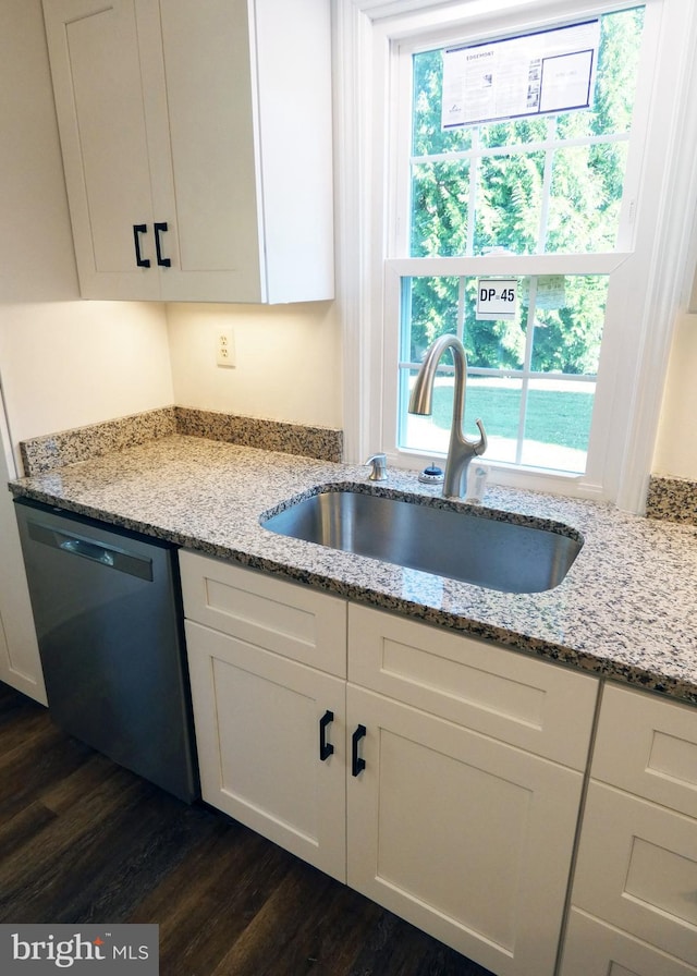 kitchen with dishwasher, sink, dark wood-type flooring, and plenty of natural light