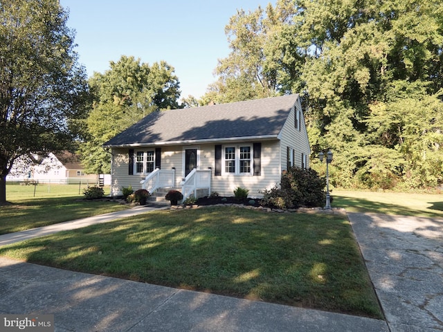 view of front of house featuring a front lawn