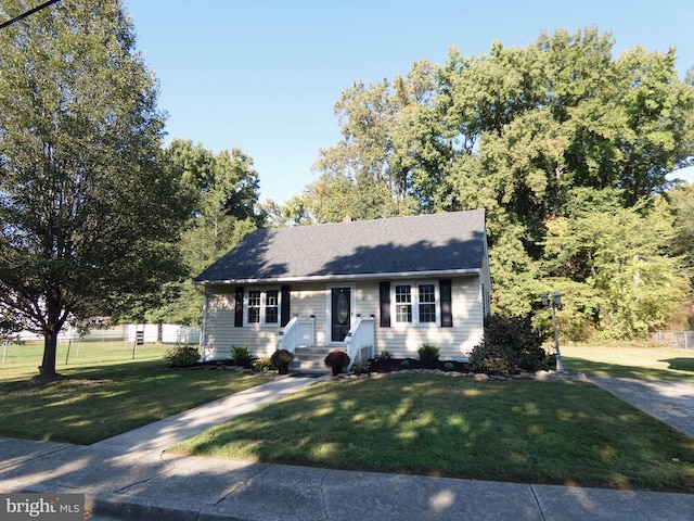 view of front of property featuring a front lawn