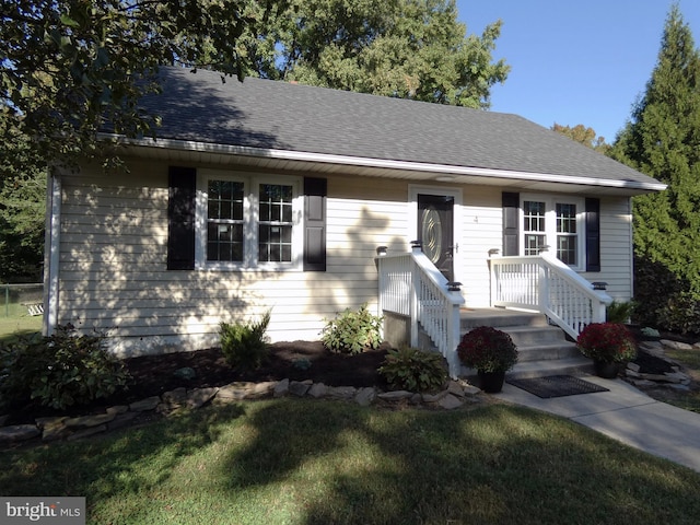 view of front of home featuring a front yard