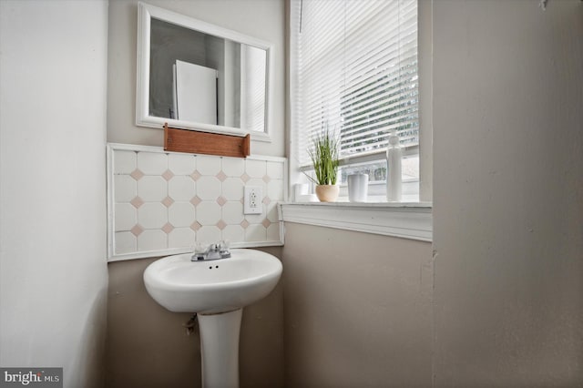 bathroom featuring decorative backsplash