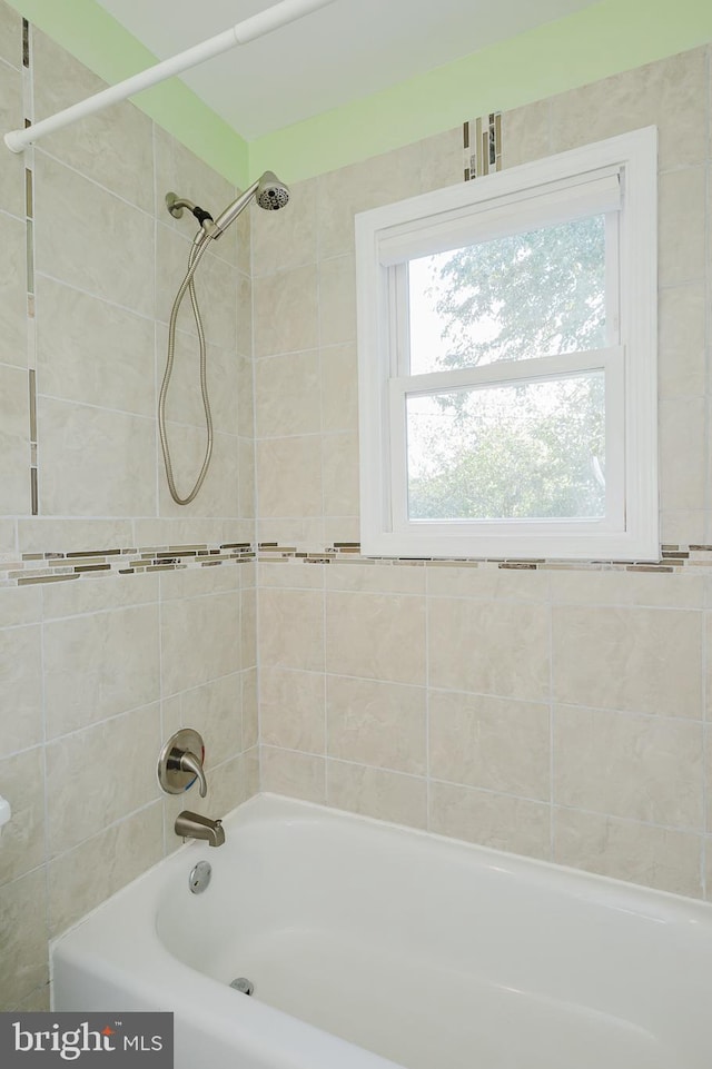 bathroom with tiled shower / bath combo