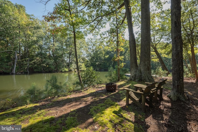 view of yard featuring a water view