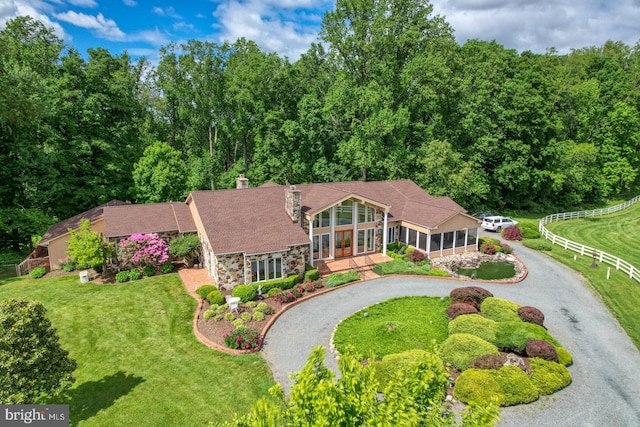 view of front of house featuring a front lawn