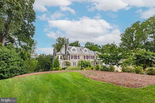 view of front facade featuring a front lawn