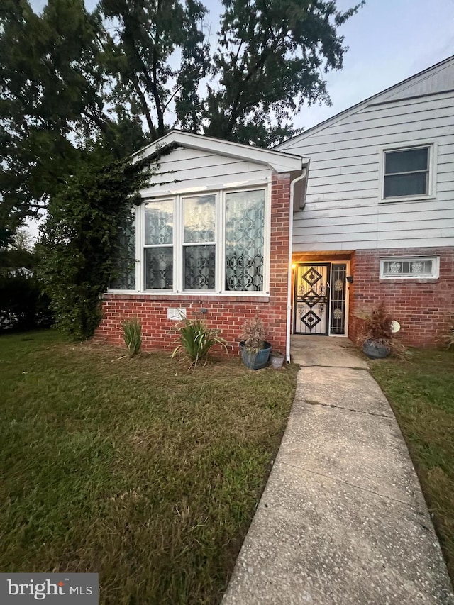 view of front of house with a front lawn