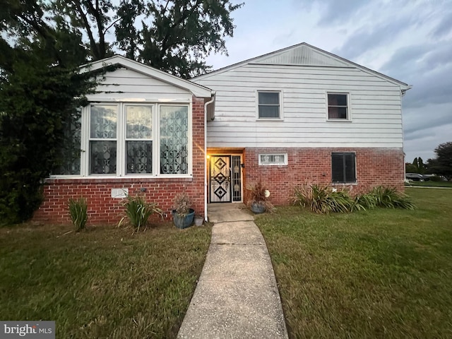 view of front facade with a front yard