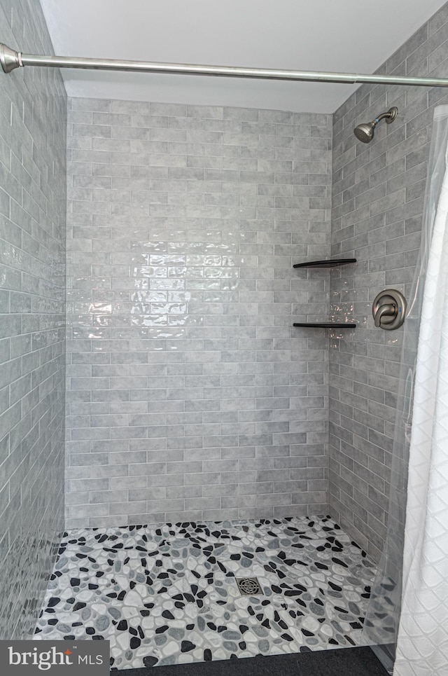 bathroom featuring curtained shower