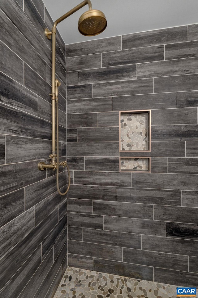 bathroom featuring tiled shower