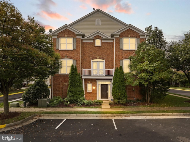 view of front of property featuring a balcony