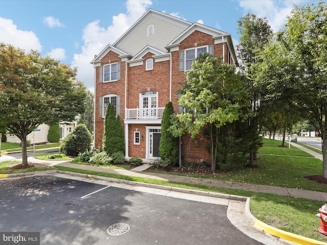 view of front of house featuring a front yard