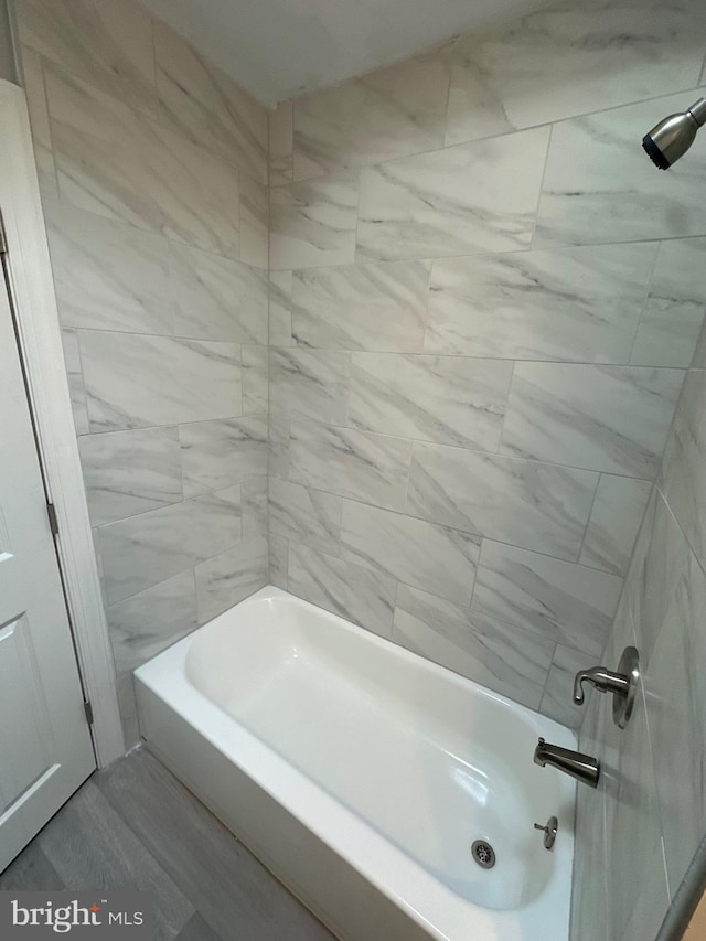 bathroom featuring tiled shower / bath combo