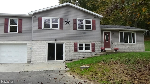 view of front facade featuring a garage