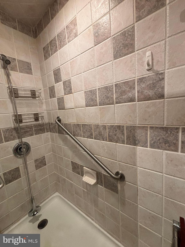 bathroom featuring tiled shower