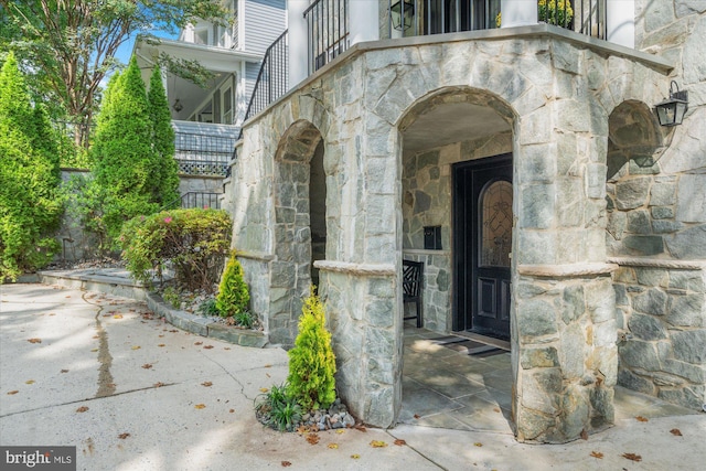 entrance to property featuring a balcony