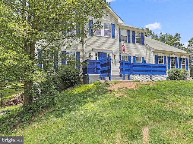 view of front facade featuring a front lawn