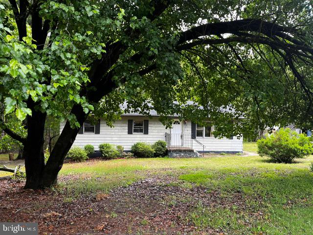 view of front of property featuring a front yard