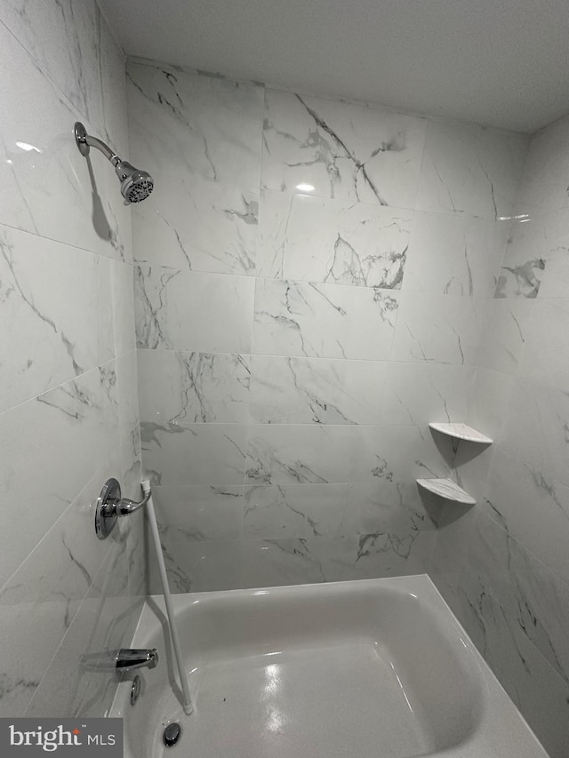 bathroom featuring tiled shower / bath combo