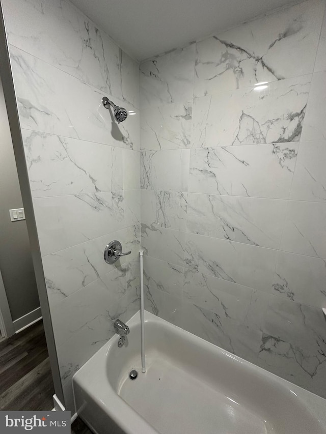 bathroom featuring tiled shower / bath combo