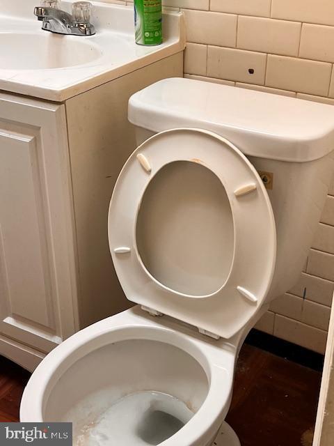 bathroom featuring sink and toilet