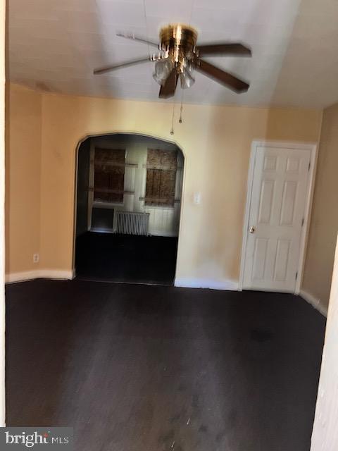 empty room featuring ceiling fan