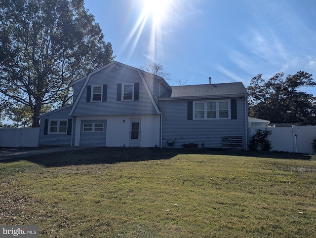 view of front facade featuring a front yard