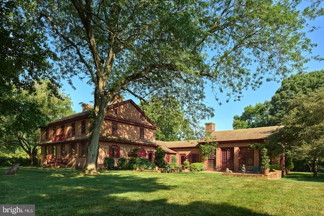 view of front facade featuring a front yard