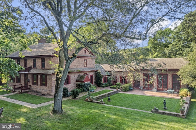 view of front of house with a front lawn