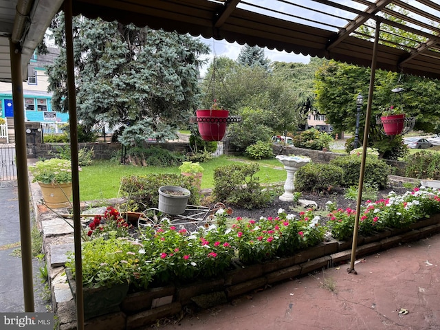 view of yard with a pergola