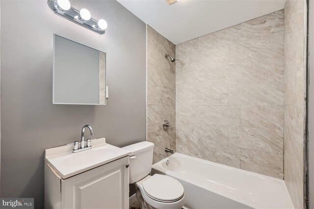 full bathroom with tiled shower / bath combo, vanity, and toilet