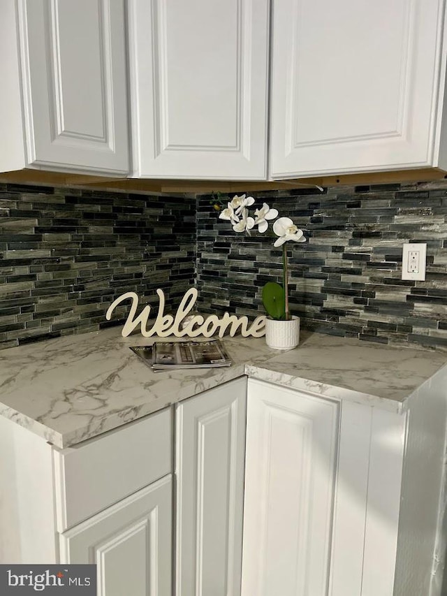 room details featuring decorative backsplash