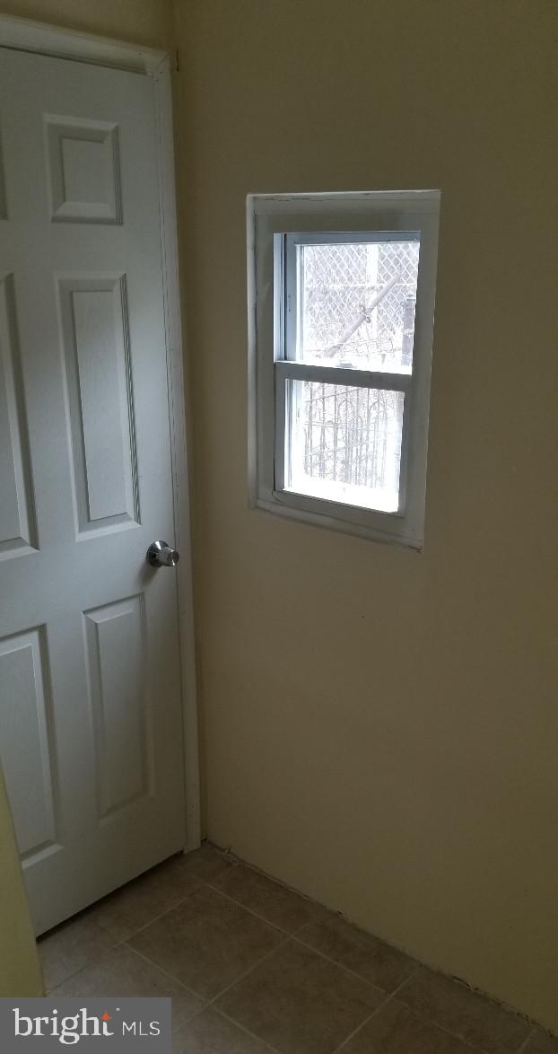 spare room featuring light tile patterned flooring