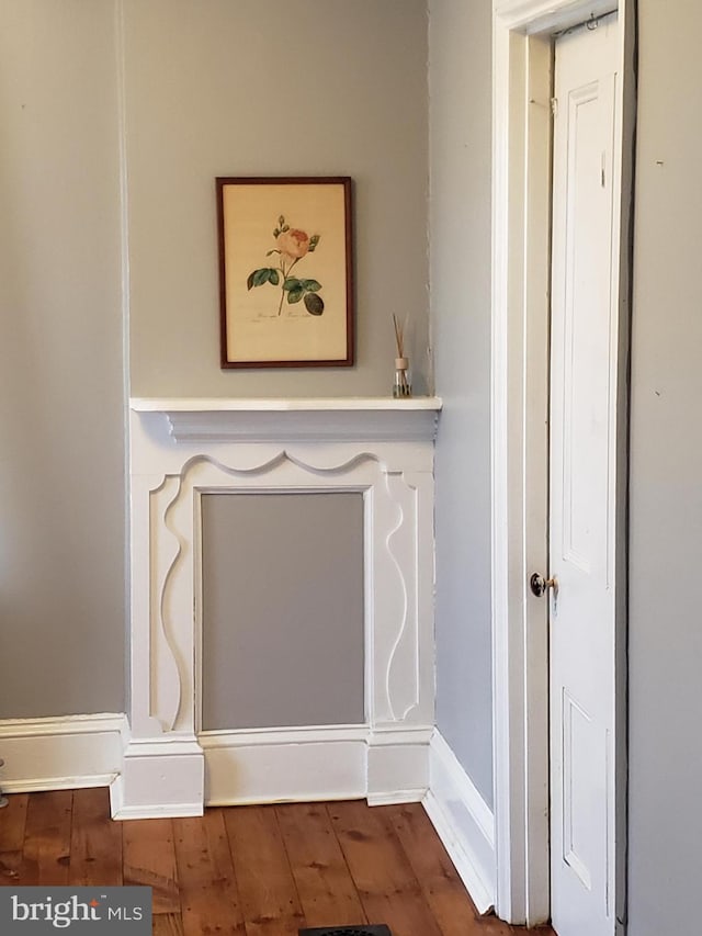 interior details with hardwood / wood-style floors