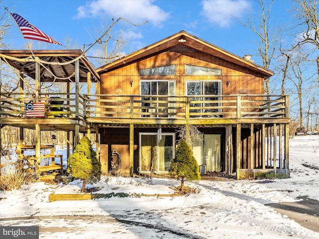 view of front of house featuring a wooden deck