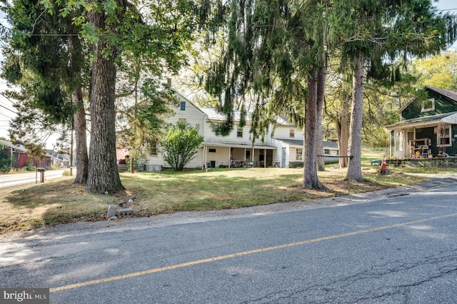 view of front of home featuring a front lawn