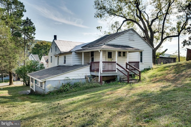 view of front of property featuring a front yard and a porch