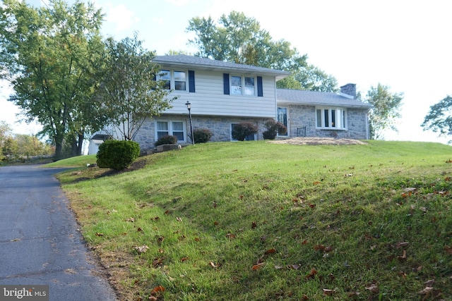 split level home with a front lawn