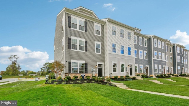 townhome / multi-family property featuring a front yard