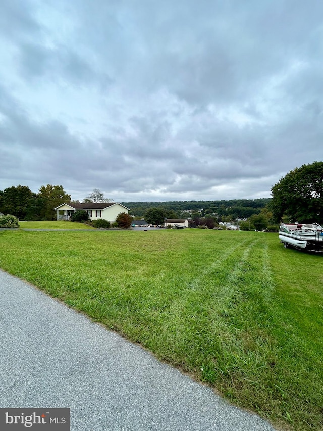 Listing photo 3 for 981 Horseman Dr, Auburn PA 17922