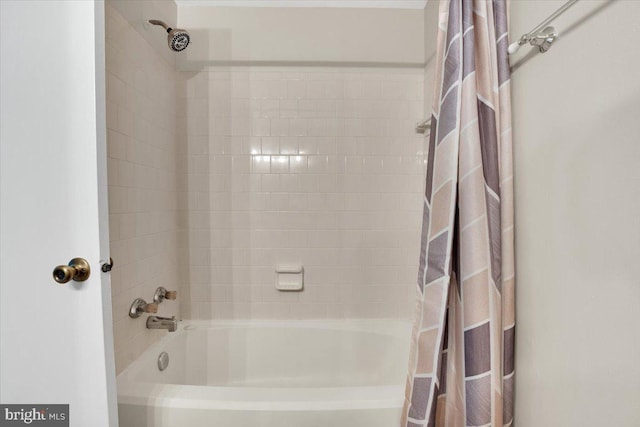 bathroom featuring shower / tub combo