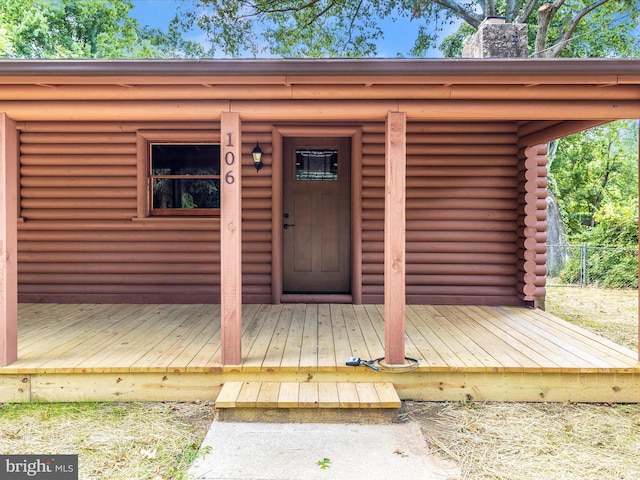 property entrance featuring a deck