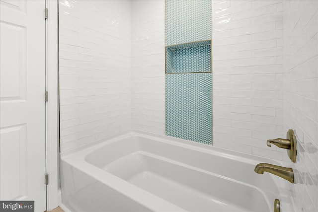 bathroom with tiled shower / bath