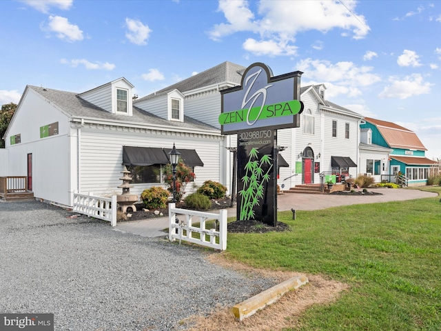 exterior space featuring a front yard